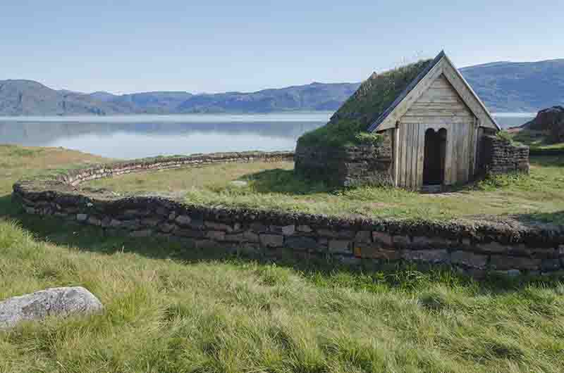 133 - Groenlandia - fiordo Tunulliarfik - Qassiarsuk - Brattahlid - replica de la iglesia de Thjodhilde